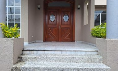 RENTO AMPLIA RESIDENCIA CON ALBERCA EN COLINAS DEL BOSQUE