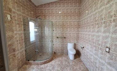 RENTO AMPLIA RESIDENCIA CON ALBERCA EN COLINAS DEL BOSQUE