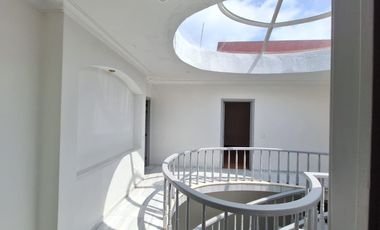 RENTO AMPLIA RESIDENCIA CON ALBERCA EN COLINAS DEL BOSQUE