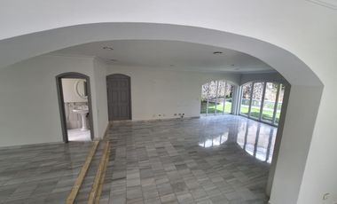 RENTO AMPLIA RESIDENCIA CON ALBERCA EN COLINAS DEL BOSQUE