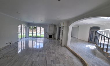 RENTO AMPLIA RESIDENCIA CON ALBERCA EN COLINAS DEL BOSQUE