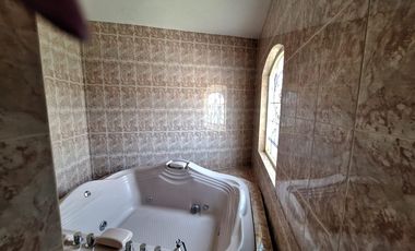 RENTO AMPLIA RESIDENCIA CON ALBERCA EN COLINAS DEL BOSQUE