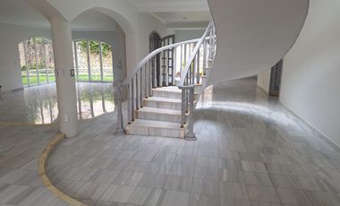 RENTO AMPLIA RESIDENCIA CON ALBERCA EN COLINAS DEL BOSQUE