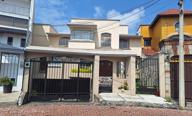 RENTO AMPLIA RESIDENCIA CON ALBERCA EN COLINAS DEL BOSQUE