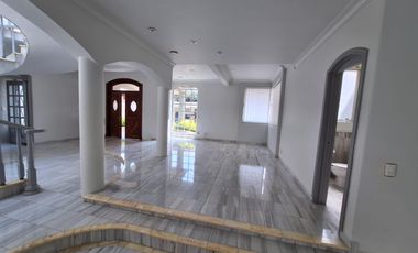 RENTO AMPLIA RESIDENCIA CON ALBERCA EN COLINAS DEL BOSQUE