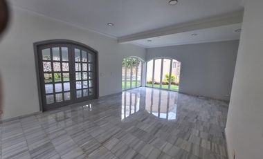 RENTO AMPLIA RESIDENCIA CON ALBERCA EN COLINAS DEL BOSQUE