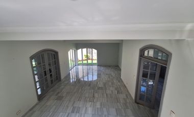 RENTO AMPLIA RESIDENCIA CON ALBERCA EN COLINAS DEL BOSQUE