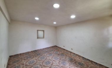 RENTO AMPLIA RESIDENCIA CON ALBERCA EN COLINAS DEL BOSQUE