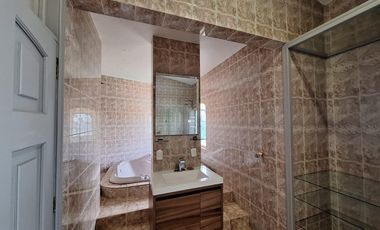 RENTO AMPLIA RESIDENCIA CON ALBERCA EN COLINAS DEL BOSQUE