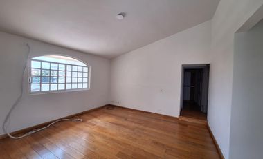 RENTO AMPLIA RESIDENCIA CON ALBERCA EN COLINAS DEL BOSQUE