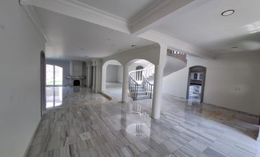 RENTO AMPLIA RESIDENCIA CON ALBERCA EN COLINAS DEL BOSQUE