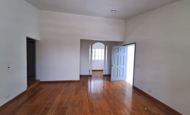 RENTO AMPLIA RESIDENCIA CON ALBERCA EN COLINAS DEL BOSQUE