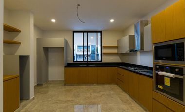 CASA EN VENTA EN PRIVADA PARQUE CENTRAL CHOLUL, MÉRIDA.