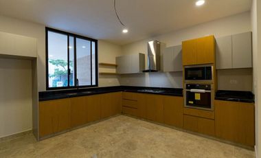 CASA EN VENTA EN PRIVADA PARQUE CENTRAL CHOLUL, MÉRIDA.