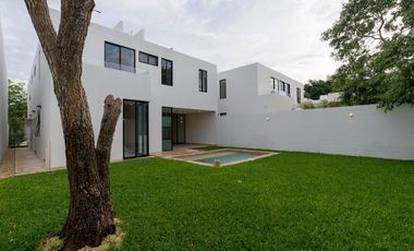 CASA EN VENTA EN PRIVADA PARQUE CENTRAL CHOLUL, MÉRIDA.