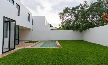 CASA EN VENTA EN PRIVADA PARQUE CENTRAL CHOLUL, MÉRIDA.