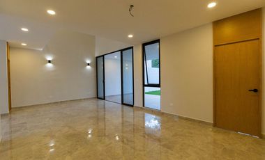 CASA EN VENTA EN PRIVADA PARQUE CENTRAL CHOLUL, MÉRIDA.
