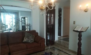 SE VENDE HERMOSA CASA BARRIO ALGARRA 3