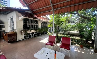 Venta de terreno de 800 mts con casa en Coco del Mar Zonificación RM-1