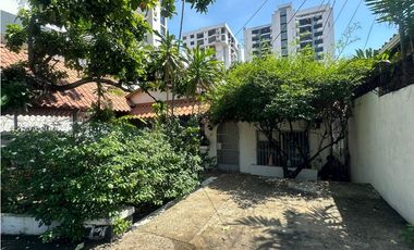 Venta de terreno de 800 mts con casa en Coco del Mar Zonificación RM-1