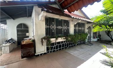 Venta de terreno de 800 mts con casa en Coco del Mar Zonificación RM-1