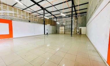 ALQUILER LOCAL AMPLIO FRENTE A PARADA DE BUS FRENTE A LOS PUEBLOS