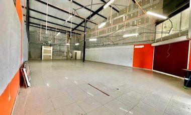 ALQUILER LOCAL AMPLIO FRENTE A PARADA DE BUS FRENTE A LOS PUEBLOS