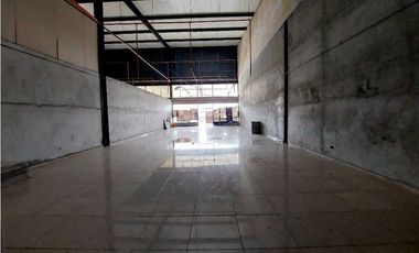 ALQUILER LOCAL FRENTE A PARADA DE BUS FRENTE A LOS PUEB