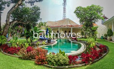 Villa Lima Kamar Tidur Dengan Taman Yang Luas Di Sanur