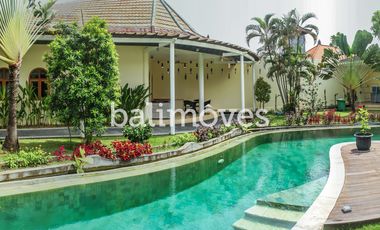 Villa Lima Kamar Tidur Dengan Taman Yang Luas Di Sanur