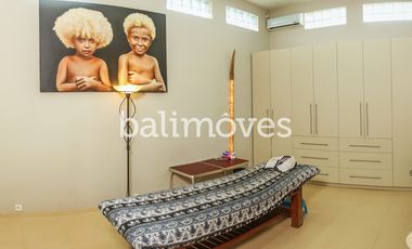 Villa Lima Kamar Tidur Dengan Taman Yang Luas Di Sanur