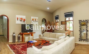 Villa Lima Kamar Tidur Dengan Taman Yang Luas Di Sanur