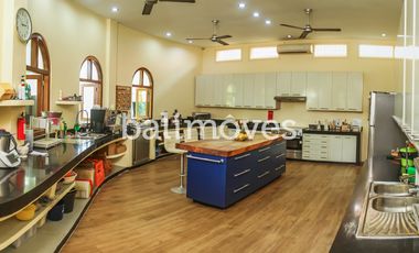 Villa Lima Kamar Tidur Dengan Taman Yang Luas Di Sanur