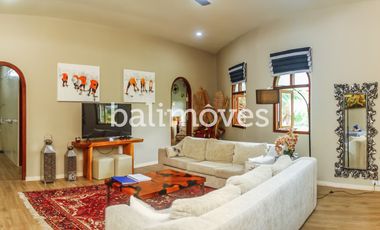 Villa Lima Kamar Tidur Dengan Taman Yang Luas Di Sanur