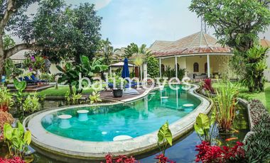 Villa Lima Kamar Tidur Dengan Taman Yang Luas Di Sanur