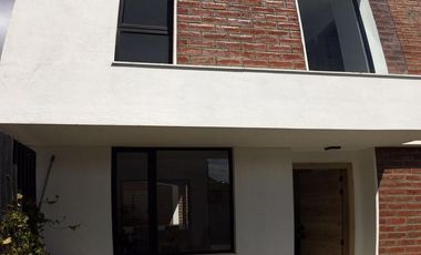 Venta casa en Puembo, no adosada, en Conjunto privado