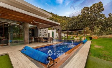 Casa de Lujo con Alberca en venta El Palomar una  planta Sur