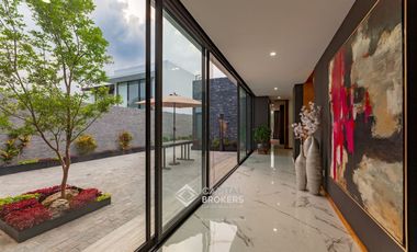 Casa de Lujo con Alberca en venta El Palomar una  planta Sur