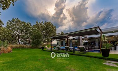 Casa de Lujo con Alberca en venta El Palomar una  planta Sur