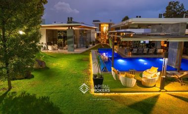 Casa de Lujo con Alberca en venta El Palomar una  planta Sur