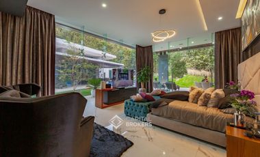 Casa de Lujo con Alberca en venta El Palomar una  planta Sur