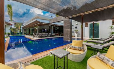 Casa de Lujo con Alberca en venta El Palomar una  planta Sur