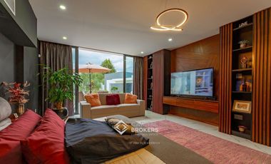 Casa de Lujo con Alberca en venta El Palomar una  planta Sur