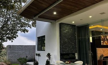 Casa de Lujo con Alberca en venta El Palomar una  planta Sur