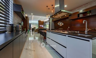 Casa de Lujo con Alberca en venta El Palomar una  planta Sur