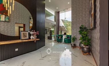 Casa de Lujo con Alberca en venta El Palomar una  planta Sur