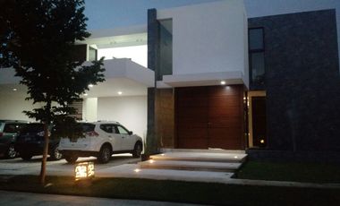Exclusive Residence in the Heart of Yucatán: Style, Comfort, and Security RHM-003