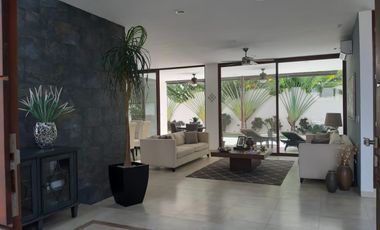 Exclusive Residence in the Heart of Yucatán: Style, Comfort, and Security RHM-003