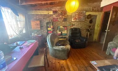 OPORTUNIDAD casa a refaccionar 2 familias zona exc