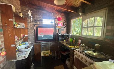 OPORTUNIDAD casa a refaccionar 2 familias zona exc